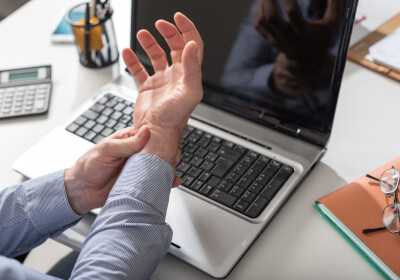 Sore wrists from working at the computer? So-called mouse syndrome needs to be addressed immediately.
