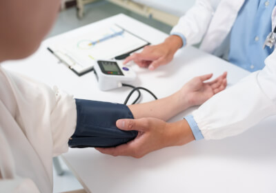 Máte vysoký krevní tlak? Poradíme, jak ho snížit, i kdy jít k lékaři